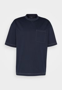 Granatowy, krótki rękaw t-shirt wykonany z bawełny, z okrągłym dekoltem oraz kieszonką na lewej piersi z kontrastowymi przeszyciami.