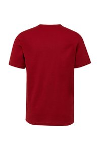 Czerwona, krótko rękawowa koszulka widoczna od tyłu na białym tle.