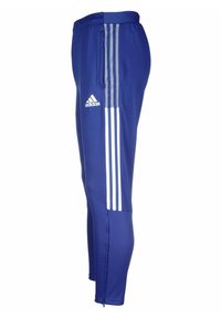 Blauwe sportbroeken met het witte Adidas-logo en drie verticale strepen. Heeft een koord in de taille en ritssluiting bij de enkels.