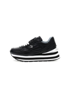 Zapatilla de cuero negra con una suela en capas blanca y negra, puntera redonda, acentos plateados y cordones en contraste blanco y negro.