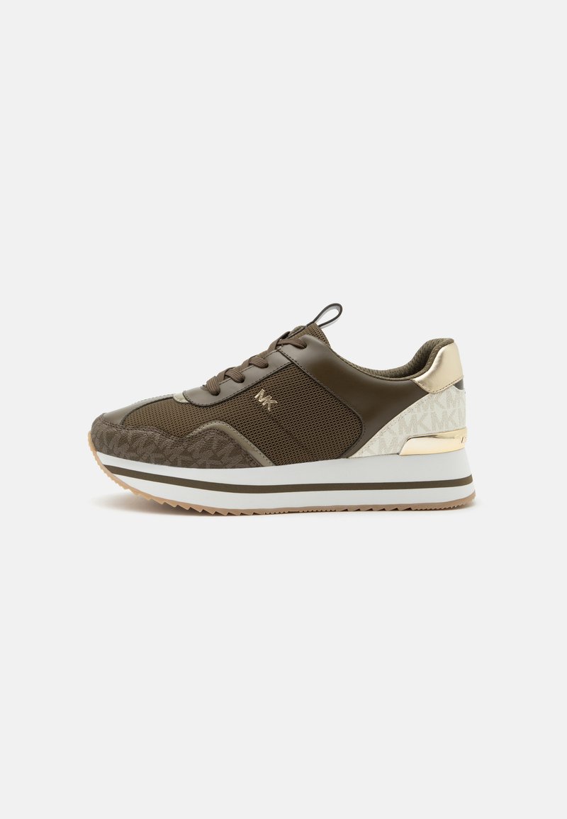 Baskets Michael Kors marron et beige avec panneaux en mesh et cuir, semelle blanche rayée marron et détail du logo sur le côté et le talon.