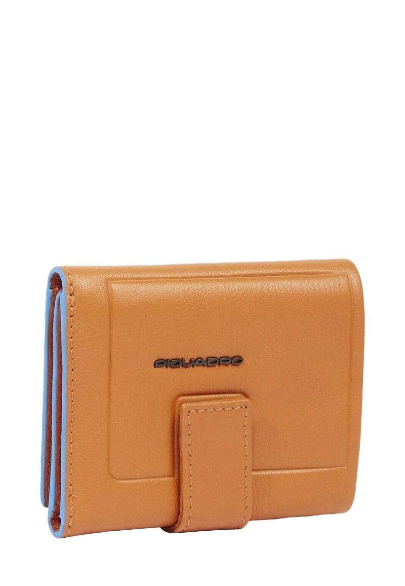 Oranje leren portemonnee met een gladde textuur en blauwe accenten. Voorzien van een magnetische sluiting en een ingeblste logo. Compacte rechthoekige vorm.