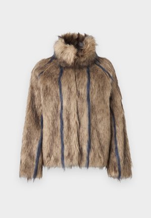 Brun jakke i kunstig pels med høy krage og vertikale mørke striper på ermer og foran, vist mot en ensfarget bakgrunn.