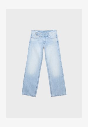 Jean bleu clair à jambes larges avec poches avant, fermeture à double bouton, et détails délavés sur les cuisses et les genoux.