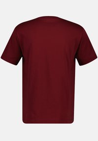 Bordeauxrot kurzärmliges T-Shirt, runder Ausschnitt, aus weichem Baumwollstoff. Glatte Textur mit einfarbigem Design und ohne sichtbare Logos oder Muster.