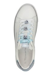 Weiße synthetische Sneaker mit hellblauen Schnürsenkeln, dekorativen silbernen Herzanhängern, einem metallischen blauen Fersenakzent und einer strukturierten Innensohle.