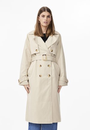 Beige trenchcoat med dobbeltspent design, stor krage, belte i midjen, og knapper med en polert finish.