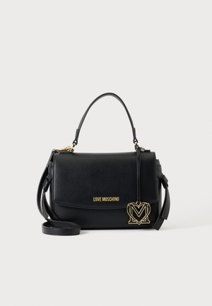 Sort Moschino håndtaske med top håndtag, klaplukning, gyldent logo bogstaver og dekorativt gyldent hjerteformet vedhæng.