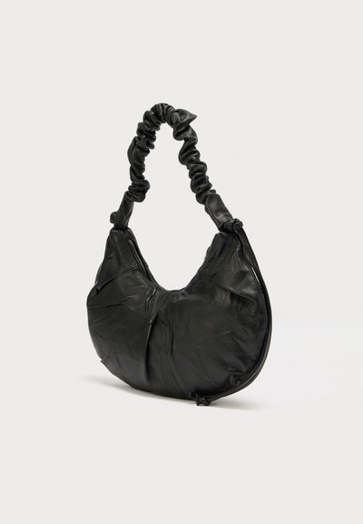 Geantă neagră din piele, cu o formă rotundă și un finisaj texturat. Are un mâner plisat și o închidere cu fermoar pe o parte.