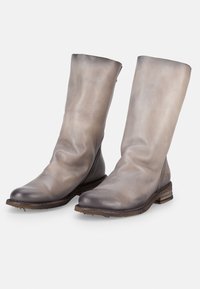 Botas de cuero marrón hasta la rodilla con una textura ligeramente arrugada, un acabado suave y un tacón apilado. Degradado de color de claro a oscuro.