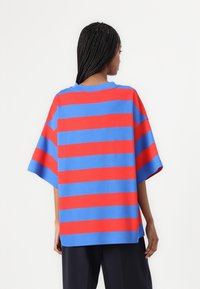 Marimekko RIPITTI - T-shirts print - blue/red