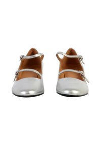 Scarpe Mary Jane argento con due cinturini regolabili, punta arrotondata, superficie liscia e lucida e interno marrone. Suola nera piatta.