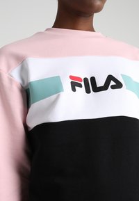 Różowy, biały i czarny sweatshirt z logo Fila. Kolorowy design z gładką teksturą i żebrowanym dekoltem.