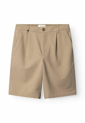 Vīriešu bēša krāsas šorti ar piešūtām krokām priekšpusē, sānu kabatām, jostas cilpām un pogu aizdari jostasvietā.