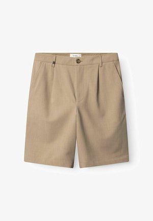 Pantaloncini da uomo beige su misura con pieghe frontali, tasche laterali, passanti per cintura e chiusura con bottone in vita.