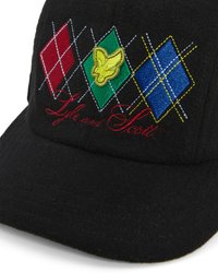 Fekete gyapjú sapka hímzett argyle mintával, piros, zöld és kék gyémántokkal. Sárga embléma és "Lyle and Scott" felirat piros színben.