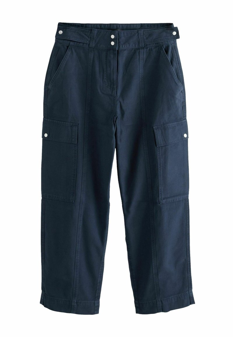 Marineblauwe cargo broek met een hoge taille, twee voorzakken en twee grote zijzakken. Glad materiaal met zilveren hardwareaccenten.