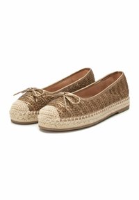 Zapatos planos de bronce trenzados con punta redonda de paja, que cuentan con un lazo decorativo y un borde de yute a lo largo de la suela. Forro interior suave, diseño ligero.