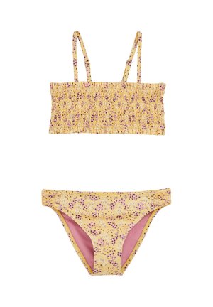 Maillot de bain deux pièces jaune avec des motifs floraux violets, haut smocké avec des bretelles réglables, et bas de bikini assortis avec des côtés smockés.