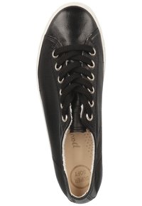 Svart lädersneaker med rund tå, texturert överdel och sex ögla för snören. Vit sula och inre detaljer, med "Super Soft"-logotyp.