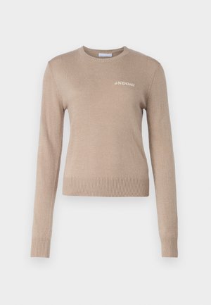 Bežani pleteni pulover s dugim rukavima, okruglim izrezom i rebrastim rubovima te manžetama, s diskretnim bijelim logotipom "2ND DAY" na prsima.