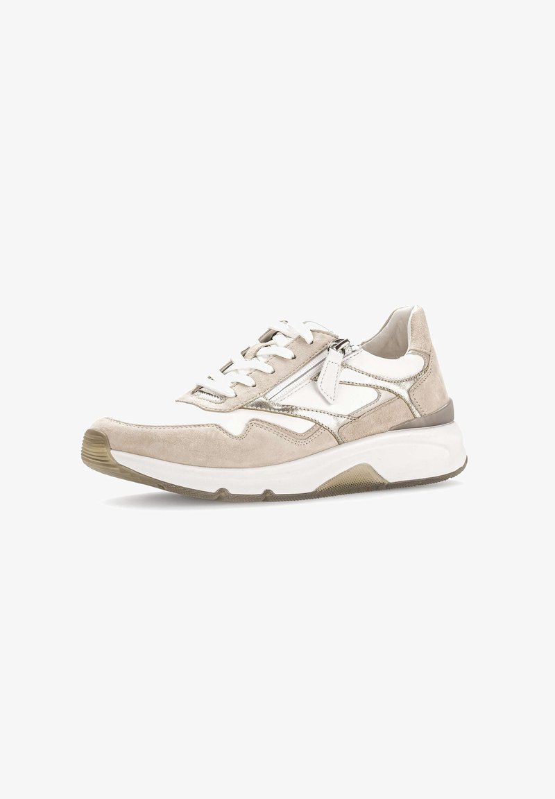 Beige en witte sneaker met witte veters, rits aan de zijkant, gewatteerde zool en gestructureerde rubberen buitenzool, ontworpen voor casual gebruik.