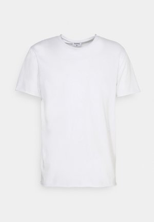 Camiseta blanca de manga corta hecha de algodón. Presenta un escote redondo y un corte holgado, sin patrones ni acentos visibles.