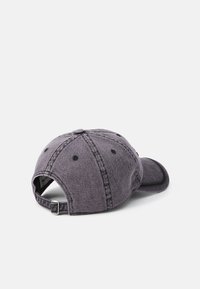 Căciulă de baseball din denim gri închis. Are un bor larg, un design cu șase panouri, cusături mai închise la culoare și o cataramă metalică reglabilă în spate.