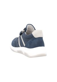 Baskets en suède bleu avec des accents gris, semelle en caoutchouc blanche et fermeture par sangle. Présente des détails cousus et une finition texturée.