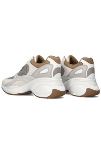 Zapatillas blancas y gris claro con una parte superior de ante y malla, punta redonda, suela blanca gruesa, acentos marrones y una etiqueta con el logo en el lateral.