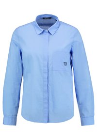 Camicia azzurro chiaro a maniche lunghe con bottoni, realizzata in tessuto morbido, caratterizzata da una tasca sul petto con testo e un design del colletto classico.