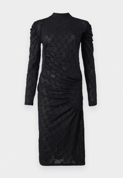 Zwarte jurk met lange mouwen, een textuurpatroon, hoge halslijn, geplooide details aan de zijkant en een getailleerd silhouet.