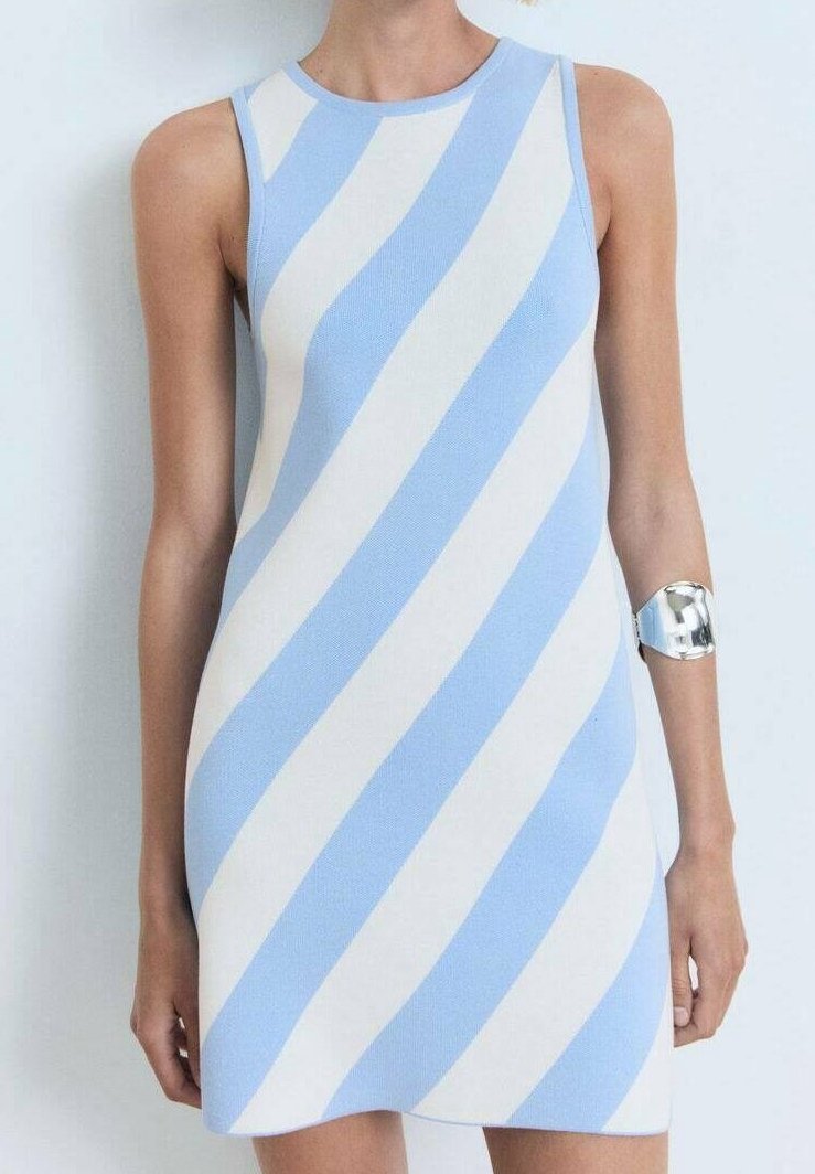 Robe mini sans manches bleu clair et blanc avec rayures diagonales ; texture en tricot ; col rond ; accentuée par un bracelet argenté porté au bras.