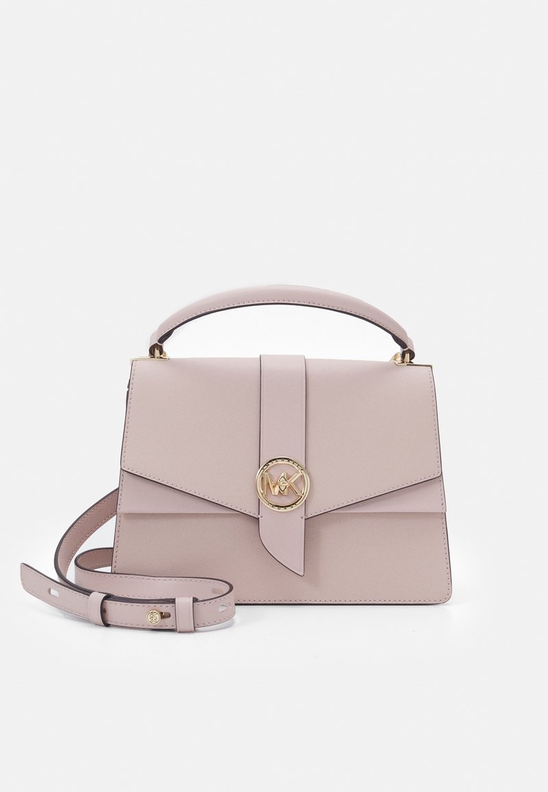 Sac à main structuré rose clair avec un design plat, des éléments métalliques dorés et un rabat pliable. Comprend une sangle amovible et un accent logo.