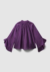Blouse en satin violet avec un col haut, un dos froncé et de larges manches évasées, présentant une texture lisse et un doux éclat.