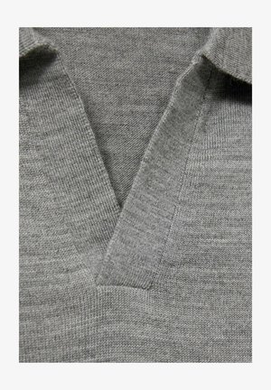 Grå stickad polo skjorta med V-ringad design och subtila ribbade detaljer längs kragen. Tyget är strukturerat och visar upp fina, släta ihopvävda trådar.