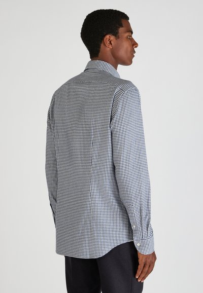 Camicia a quadri blu e bianca, maniche lunghe, colletto button-down, tessuto di cotone, con orlo arrotondato e polsini singoli.