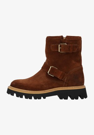 Brune ruskindsankelstøvle med to justerbare stropper, en rund tå og en robust sort sål med udtalte riller til greb.