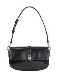 Borsa a tracolla in pelle nera con finitura lucida, forma rettangolare, pattina pieghevole, hardware in argento e tracolla regolabile.