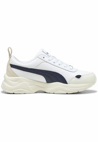 Hvide atletiske sneakers med marineblå detaljer, suede hæltab, struktureret sål og snørelukning. Har en rund tå og polstret tunge.
