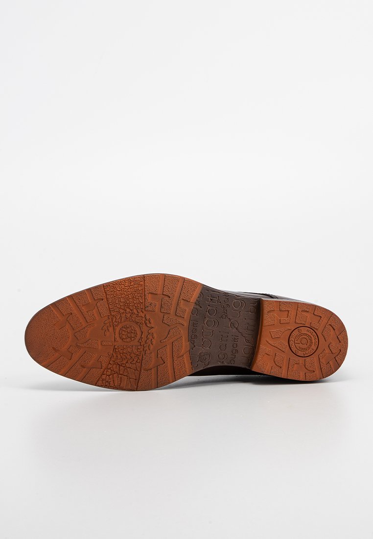 Suela de goma marrón con un patrón texturizado, que presenta una forma redondeada y detalles grabados, indicando tracción y durabilidad.