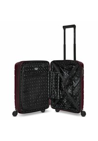 Hard-shell bordeaux handbagagekoffer met uitschuifbare handgreep, vier wielen en een zwart interieur met opbergvakken en kruisbanden.