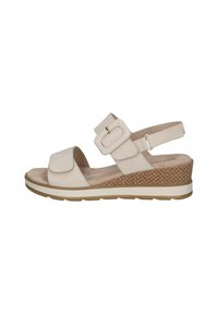Sandalo beige con tacco a zeppa, dotato di una larga fascetta e fibbia regolabile. Soletta morbida e testurizzata con dettagli in sughero decorato sulla zeppa.