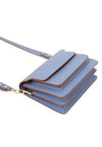 Plava kožna torba na rame sa smeđim ukrasima, s više slojeva pretinaca, odvojivim remenom i hardverom u zlatnoj boji.