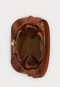 Barna bőr kézitáska, puha tapintással, lekerekített formával és aranyszínű fém kiegészítőkkel. Belseje sima bélelést és tágas kialakítást kínál.