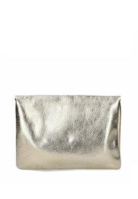 Pieni metallinhohtoinen hopea clutch-laukku, jossa on tekstuuri nahkapinta ja kääntöpuolen läppä suljettuna valkoista taustaa vasten.