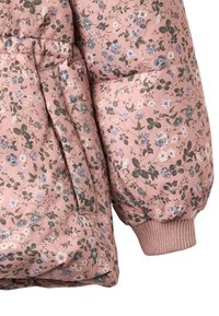 Rękaw różowej pikowanej kurtki z elastycznym mankietem i kwiatowym wzorem w kolorach niebieskim, białym i zielonym, z widoczną boczną kieszenią.