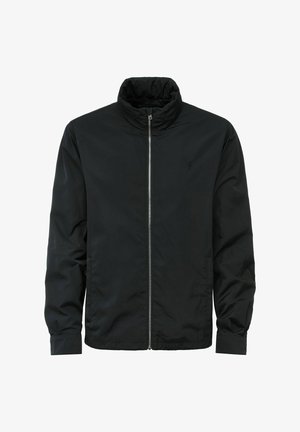 Czarna, lekka kurtka z kołnierzykiem stojącym, z zapięciem na zamek błyskawiczny z przodu, bocznymi kieszeniami oraz subtelnym detalem logo na klatce piersiowej. Gładka tekstura materiału.