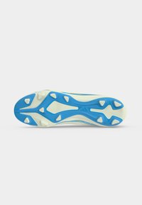 Semelle de chaussure de sport bleue et blanche à crampons triangulaires disposés pour la traction sur un fond clair uni.