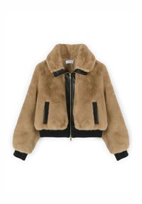 Brązowa kurtka bomberka z futerka sztucznego, z czarnymi ściągaczami na mankietach, dole, czarnym wykończeniem zamka i przednimi kieszeniami, przedstawiona rozłożona na białym tle.